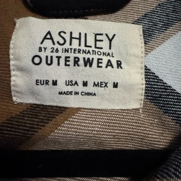 Ashley by 26 International Cropped Shacket - Picture 4 of 4